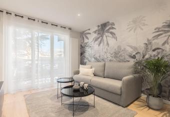 CASABLANCA parking gratuit allows 18 year olds to book a room