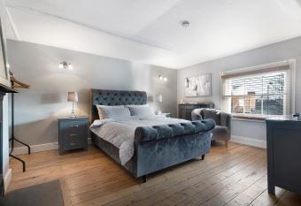 Private Room with En-suite, City Centre With Free On Site Parking allows 18 year olds to book a room