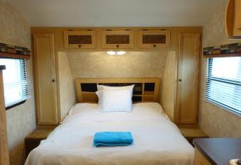 Best Rv-Studio To Visit Nyc-Ewr Airport-Free Parking allows 18 year olds to book a room