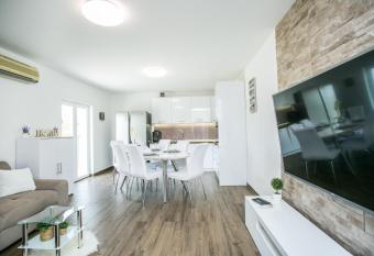 Apartment Madunic has Balcony rooms