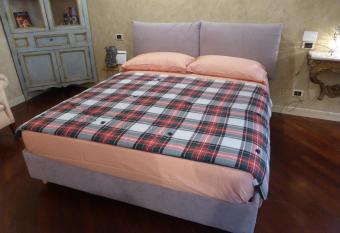 Galleria d Arte - Foresteria has rooms with a private hot tub