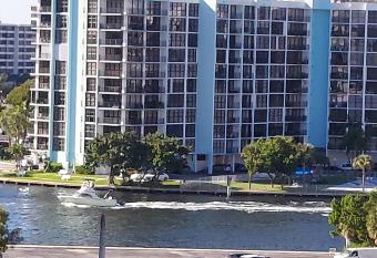 Beach Home w/ 2 Queen Beds , Pool, Gym in Hollywood has Balcony rooms