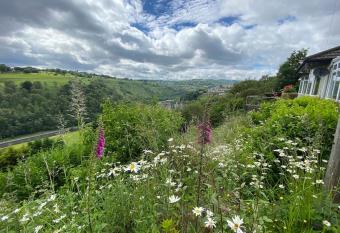 The Crest Hillside Retreat With Hot Tub has rooms with a private hot tub