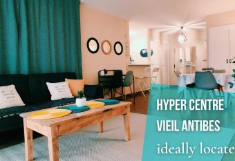 Grand Studio Azur avec terrasse - Vieil Antibes allows 18 year olds to book a room