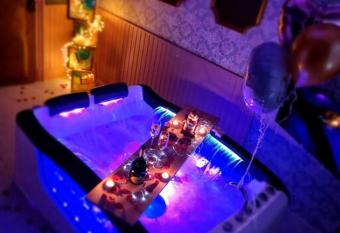 Royal Room jacuzzi haut de gamme centre ville has rooms with a private hot tub