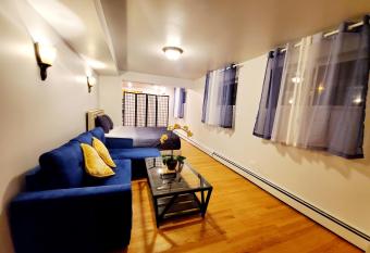 Studio with Jacuzzi Close to Loyola FREE PARKING allows 18 year olds to book a room