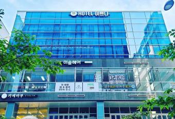 Yangju Hotel Ippda allows 18 year olds to book a room