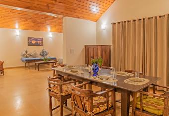 Western Edge Kasauli !Lawn! Bonfire! Peace! Pvt Villa ! has Balcony rooms