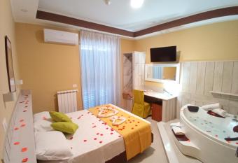 Hotel Garden Napoli allows 18 year olds to book a room