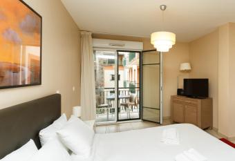 Residhotel Toulouse Centre allows 18 year olds to book a room