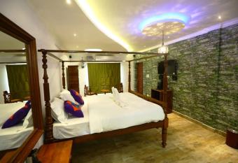 Zoom Inn has rooms with a private hot tub