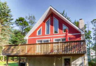 Beautiful Chalet with Hot Tub & Sauna in Poconos has rooms with a private hot tub