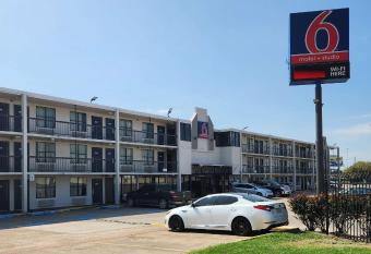 Studio 6 Houston. Tx Medical Center/Nrg Stadium allows 18 year olds to book a room