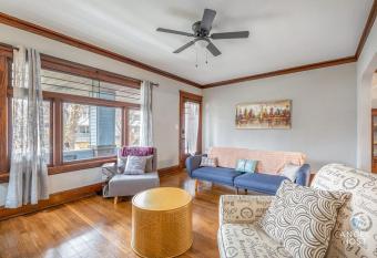 Beautifully Remodeled Duplex Apt in West Blvd has Balcony rooms