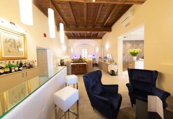 Albergo Rossini 1936 has rooms with a private hot tub