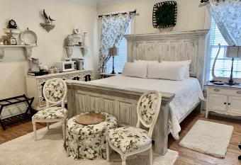 Bama Bed and Breakfast - Magnolia Family Suite has rooms with a private hot tub
