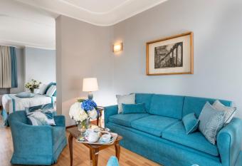 Bettoja Hotel Mediterraneo has rooms with a private hot tub