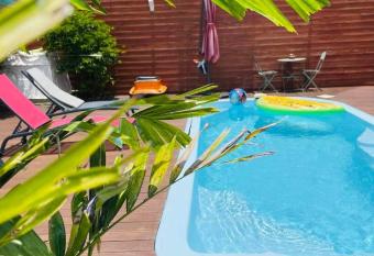 L Est-capade allows 18 year olds to book a room