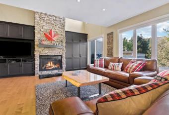 Luxurious Sierra Lane Escape has Balcony rooms