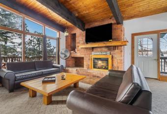 12 Beds Sleep 16 Chalet-Sauna-HotTub-2min to Blue has rooms with a private hot tub