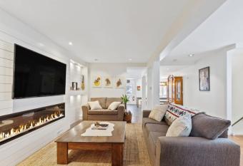 Paradise Manor w Hot tub Sauna & Putting Green has Balcony rooms