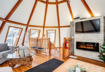 The Beehive w Hot Tub Sauna & Fireplace has Balcony rooms