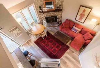 Beautiful Wintergreen Resort townhome! Groups and pets welcome! has Balcony rooms