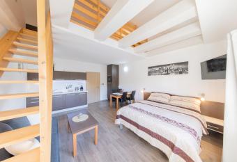 Apartm  ny Sophia 7 has Balcony rooms