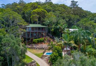 The Junglehouse Noosa has rooms with a private hot tub