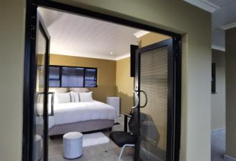 Fountain Beach House has Balcony rooms