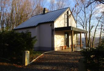 l abri g  te sous les arbres has Balcony rooms