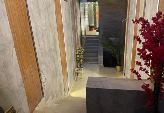 Shehab Royal Apart-Hotel 4 has rooms with a private hot tub