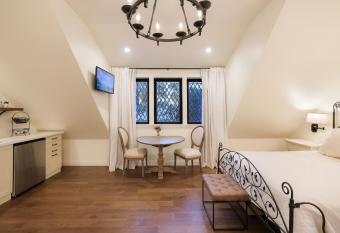 New Tudor Cottage one block from Chico State and downtown with private garage has Balcony rooms