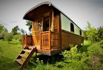 La Magnanerie dh  tes , Les roulottes insolites allows 18 year olds to book a room