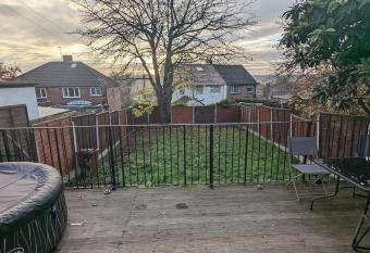 Super 7Bed House - Hot Tub - Large Gathering Meets has Balcony rooms