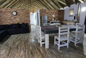 FLY FISHING PARADISE ON THE VAAL has rooms with a private hot tub