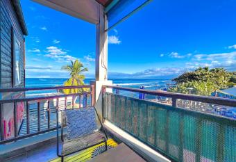 Le P  trel Noir - Appartement sur la plage des Roches Noires    Saint-Gilles-les-Bains has Balcony rooms