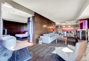 Private Luxury Panoramic Suite at Palms Place has rooms with a private hot tub