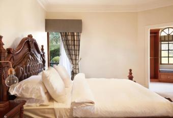 Luxury Holiday House Close to Everything has Balcony rooms