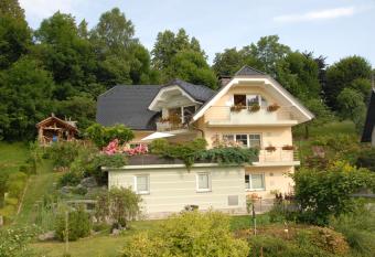 Oriana Studios allows 18 year olds to book a room