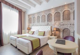 Hotel San Pietro has rooms with a private hot tub