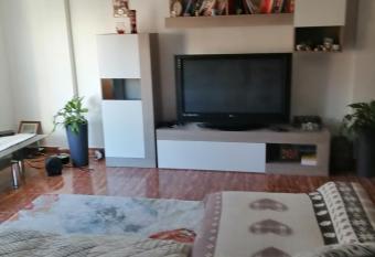 Sch  ne Wohnung mit WiFi und parkplatz auf der Stra  e has Balcony rooms