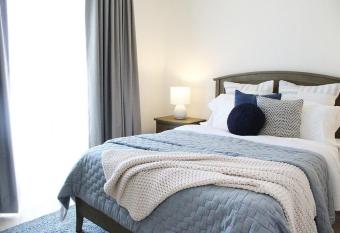 Luxury Home + 20 amenidades has rooms with a private hot tub