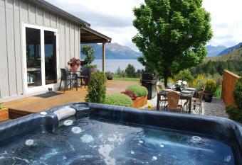 Private Cottage with Spa and Amazing Lake Views has Balcony rooms
