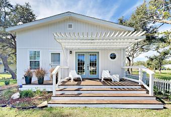 DragonFly's Manor has rooms with a private hot tub