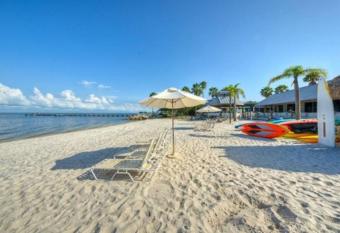 Beautiful one bedroom condo, pool, beach, resort.. has rooms with a private hot tub