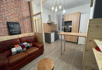 Logement entier: Appartement avec Terrasse Quartier de la Gare allows 18 year olds to book a room