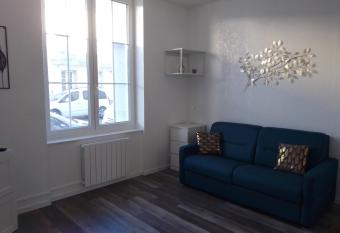 studio entre thermes et centre ville allows 18 year olds to book a room