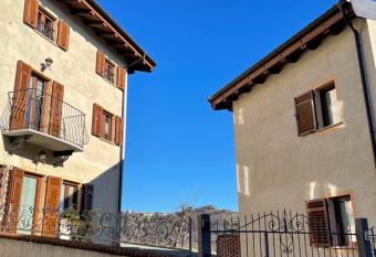 LOCAZIONE TURISTICA IL BRICCHETTO has Balcony rooms