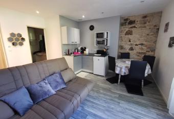 Studio centre ville de la Bourboule refait neuf octobre 2022 allows 18 year olds to book a room